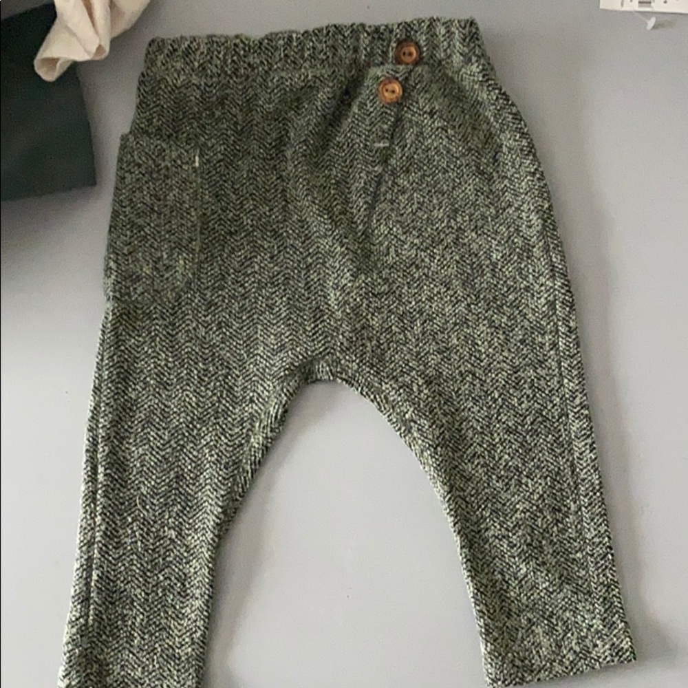 4 pairs of Zara Baby pants. 9/12 months